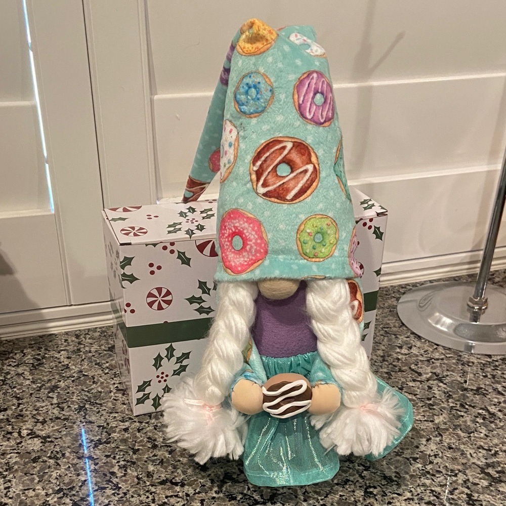 NWOT Gnome Holding Donut